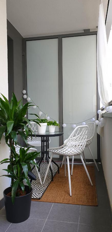 Bit Eccentric With The Balcony Apartment Warsaw Exterior photo